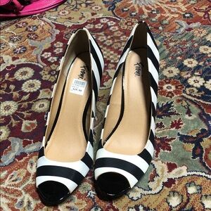 FIONI Clothing Black and White Striped Heels